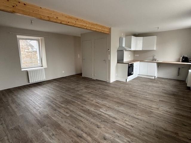 LES PIEUX 50340, rue centrale, appartement F4 entièrement rénové non meublé de 67.39 m2 entrée indépendante