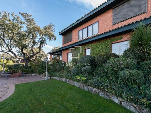 Lucas Fox presenta esta extraordinaria y lujosa villa en una. 726m² Ciudalcampo
