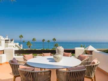 Les presentamos un excepcional ático completamente renovado. 170m² Estepona