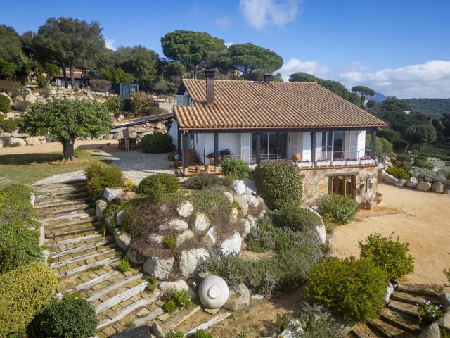 Casa en venta en Mataró con vistas al mar y amplio terreno e. 360m² Mataró