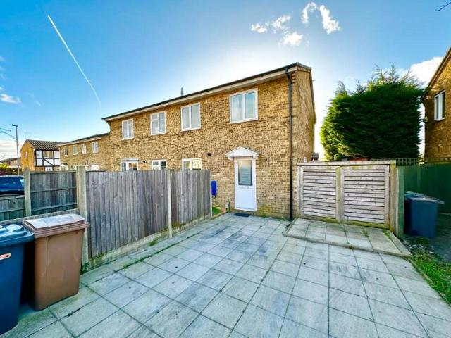 Lesbury Close, Luton, LU2 1 bed terraced house to rent £1,000 pcm £231 pw