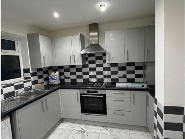 Leslie Grove, Croydon CR0, 4 bed semi detached house to rent, £3,000 pcm | PrimeLocation