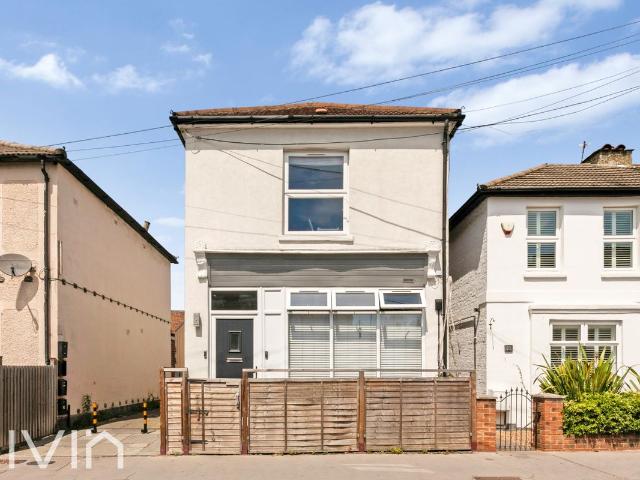 Leslie Park Road, Croydon CR0, 2 bed flat to rent, £1,800 pcm | PrimeLocation