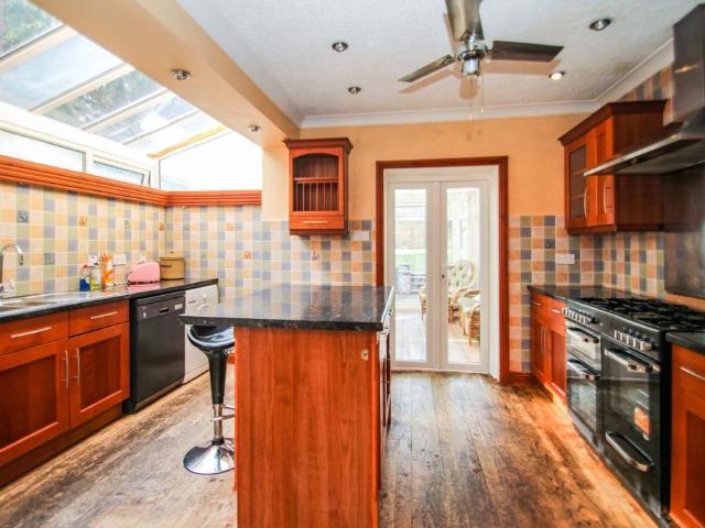 Leslie Road, Bournemouth BH9 4 bed property to rent £2,400 pcm £554 pw