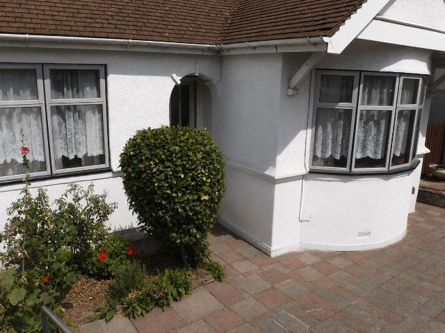 Leslie Road, Gillingham ME7, 2 bed bungalow to rent, £1,295 pcm | PrimeLocation