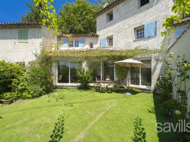 L'esprit d'une villa: duplex avec vaste jardin privatif et piscine