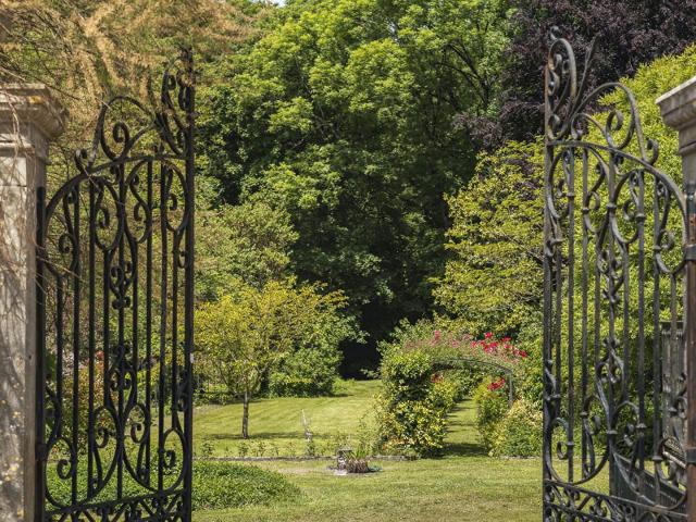 L'esprit Vigneron Dans Une Demeure De Caractère Du Jura 262m² Voiteur