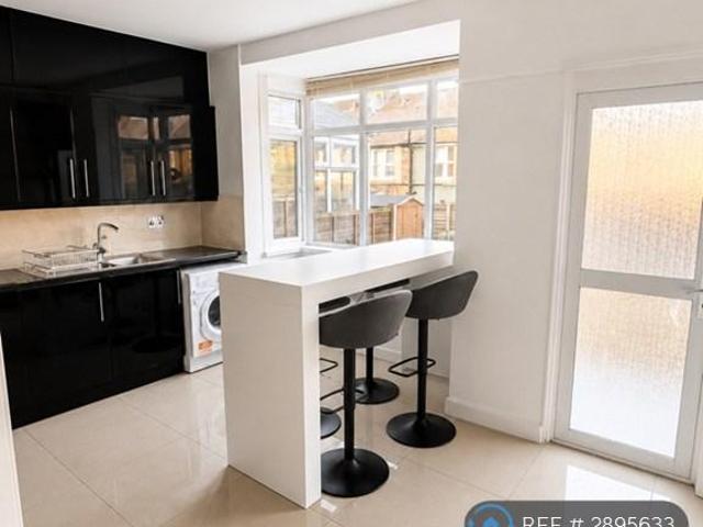 Lessingham Avenue, London, SW17 2 bed terraced house to rent £2,500 pcm £577 pw
