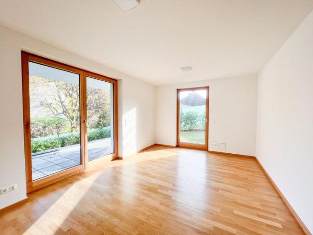 LETZTE EINHEIT! 10 Minuten zum Auhof Center! ERSTBEZUG! Doppelhaushälfte mit 170 m2 Wohnfläche in ruhiger Wohnlage mit Grünblick!