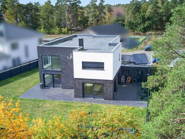 Letztes Haus vor den Feldern: Architektenhaus von 2020 mit 6 m Luftraum, Kamin und Doppelgarage