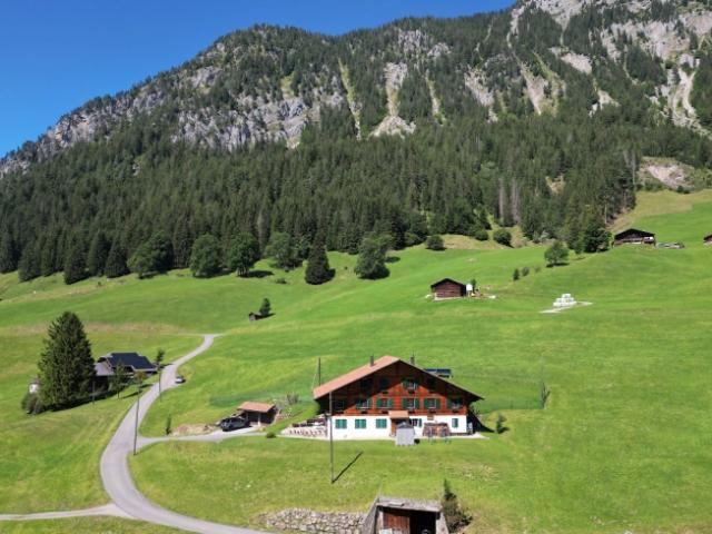 L'ETIVAZ – HERVORRAGENDES CHALET MIT DREI WOHNUNGEN