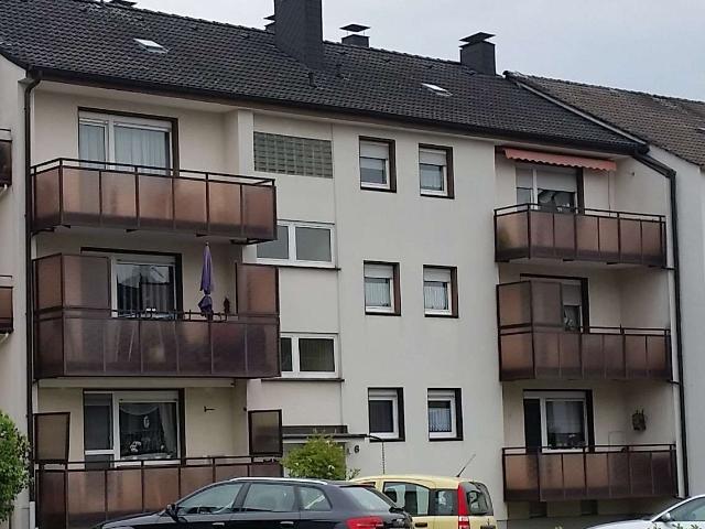 Letmathe Oestrich: Vollrenovierte 2 Zimmer Wohnung mit Einbauküche, Balkon, Kellerraum und Garage