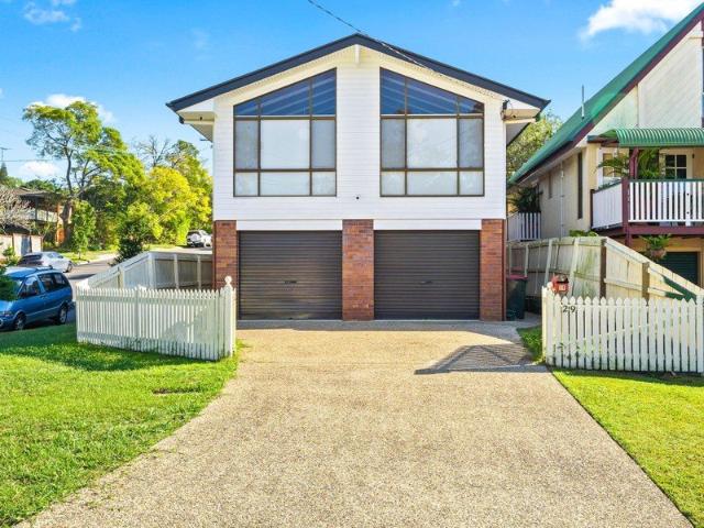 LET'S TALK Spacious Family Living with Solar, Home Gym & Furnished Extras in Oxley