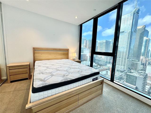 Level 25 Living with Spectacular City Skyline Views