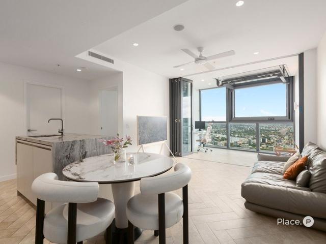 Level 56 Diamond Residence with Brisbane River & Botanic Gardens Views
