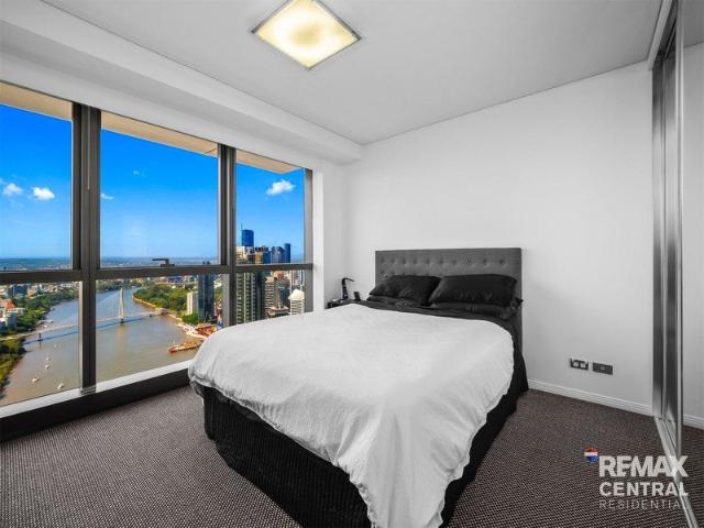 Level 56 Living with Spectacular River, Bridge and City Views!