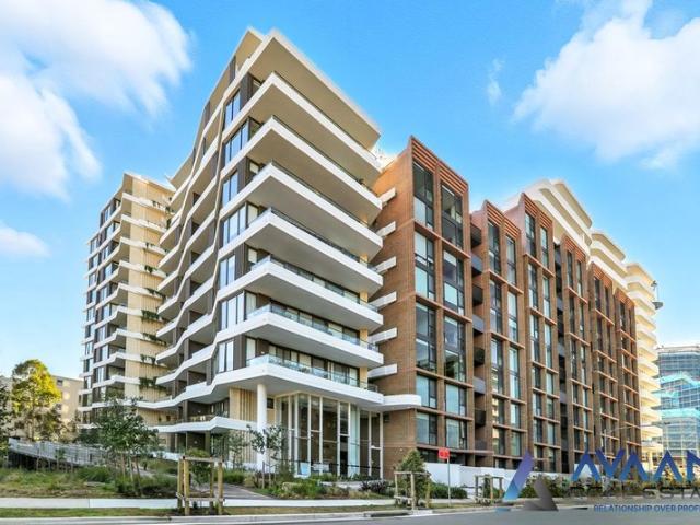 Level 8 Apartment with Pool & Golf Course Views | Walk to Norwest Lake