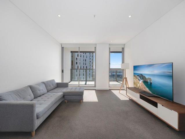 Level 17 Apartment Filled with Natural Light & Expansive District Views
