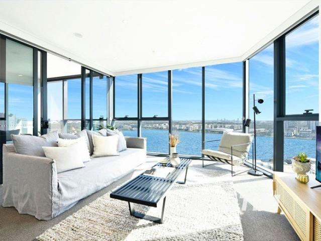 LEVEL 17 PERNMANENT WATERVIEWS | DUAL ASPECTS | MOVE IN WITH NOTHING TO SPEND