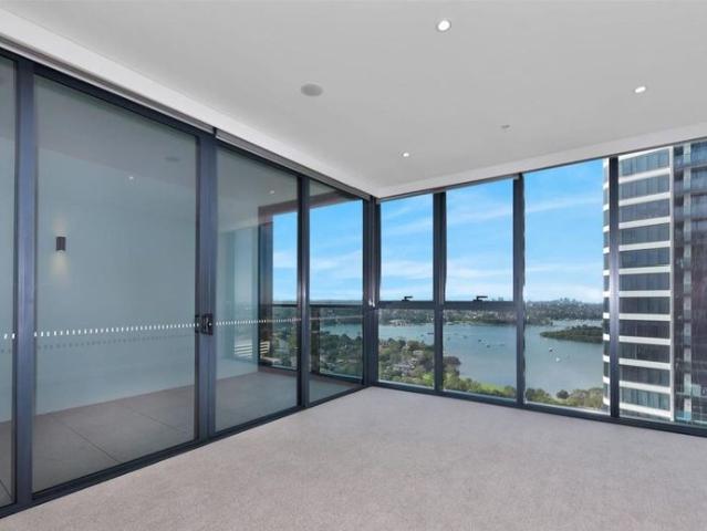 Level 23 apartment with sweeping city views