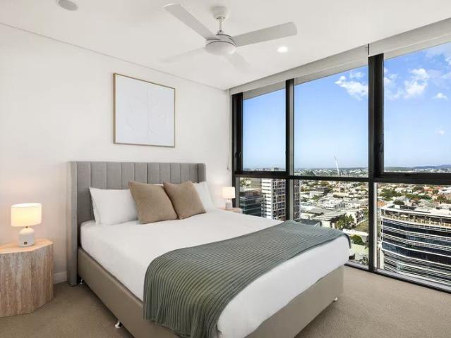 Level 22 City Views Rooftop Deck, Pool, Gym & Walk to James Street 2 Bed | 2 Bath | Sleeps 5 | 85m²