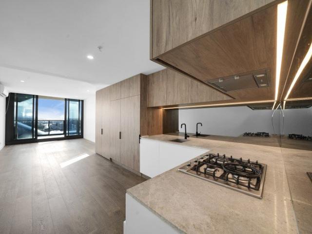 Level 25 Living with Stunning City Views