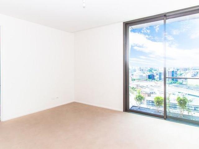 Level 26 Apartment with Panoramic City Views
