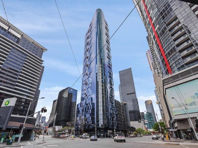 Level 33 Living with Bay, River and City Views