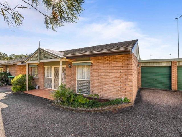 LEVEL, VILLA LIVING AT IT'S BEST RIGHT NEAR THE LAKE AND SHOPS