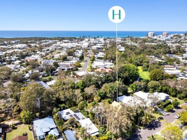 Level walk to beach, shops & cafes