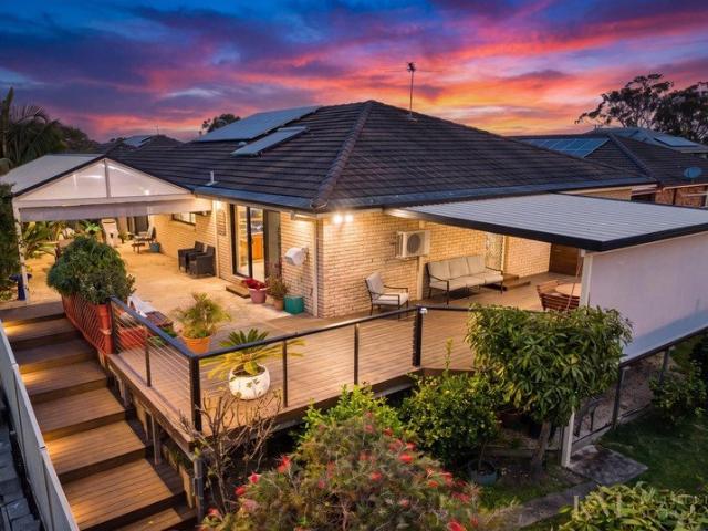 Level Living Entertainer with 2 Masters and Lake Views