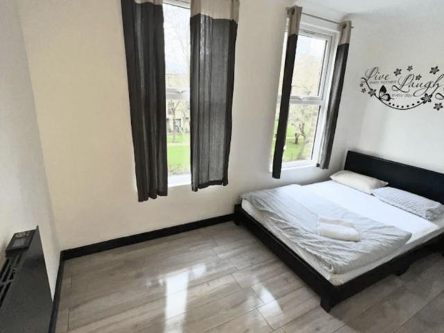 Lever Street, London EC1V 1 bed terraced house to rent £2,500 pcm £577 pw