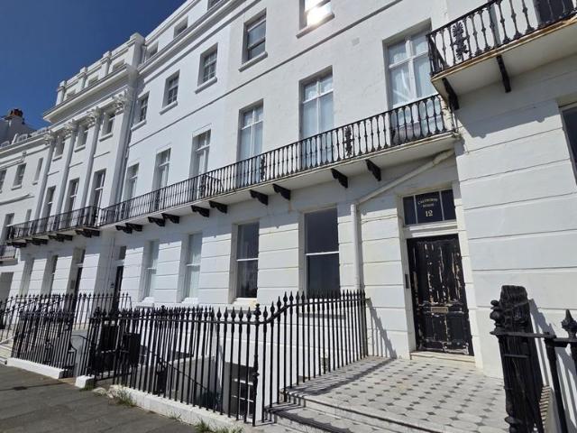 Lewes Crescent, Brighton, BN2 4 bed flat to rent £2,400 pcm £554 pw