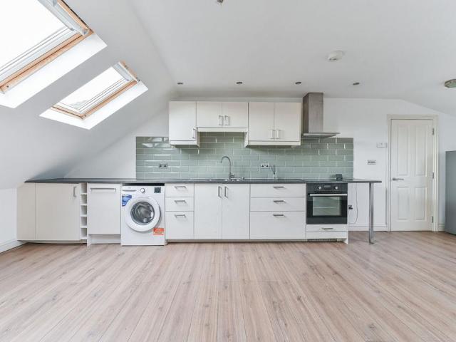 Lewis Road, Sutton, SM1 2 bed flat to rent £1,800 pcm £415 pw