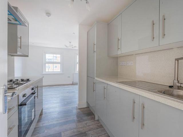 Lewisham High Street, Lewisham. 3 bed flat to rent £2,150 pcm £496 pw