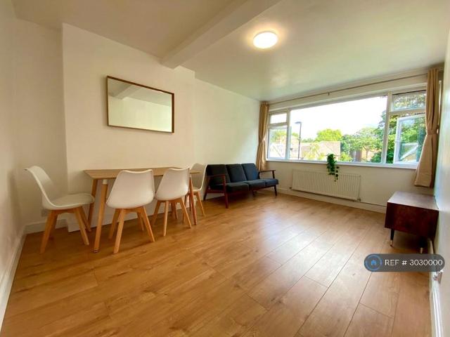 Lewisham Road, London, SE13 3 bed flat to rent £2,250 pcm £519 pw