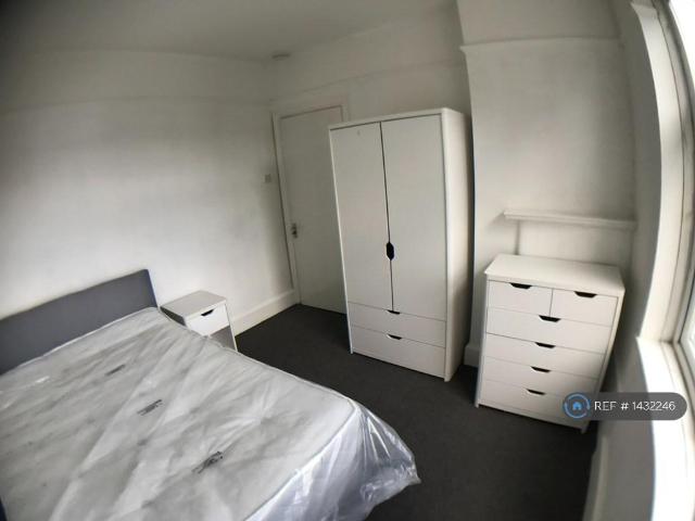 Lewisham Road, London, SE13 5 bed flat to rent £3,500 pcm £808 pw