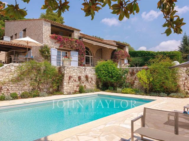 L'Excellence d'une villa d'architecte face à la Méditerranée 317m² La colle sur loup