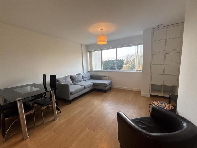 Lexington Court, Salford Quays 2 bed apartment to rent £1,100 pcm £254 pw