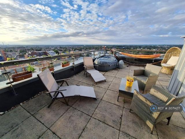 Lexington Apartments, Slough, SL2 2 bed flat to rent £1,900 pcm £438 pw