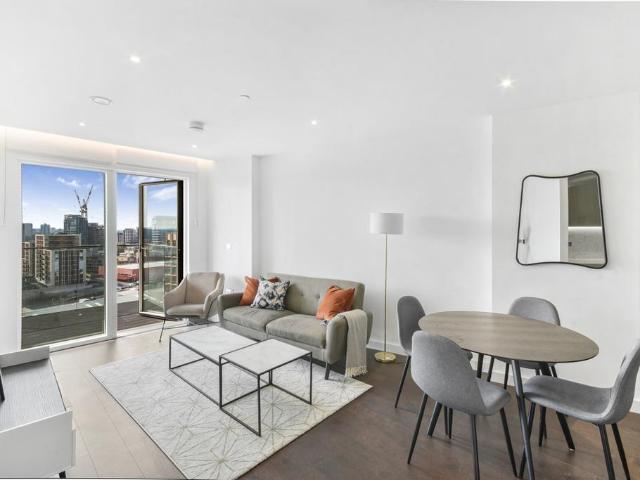 Lexington Gardens, London SW11 2 bed apartment to rent £3,400 pcm £785 pw