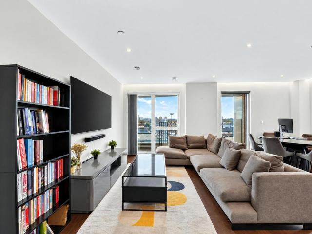 Lexington Gardens, London SW11 2 bed apartment to rent £3,900 pcm £900 pw