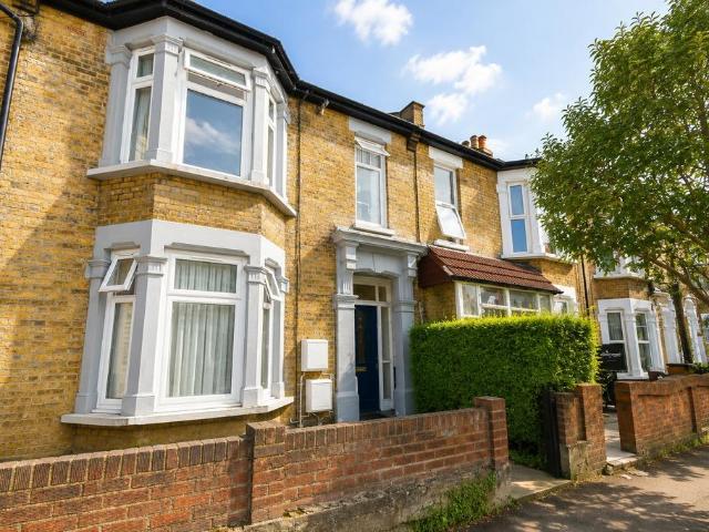 Leyton Park Road, London, E10 4 bed flat to rent £2,400 pcm £554 pw