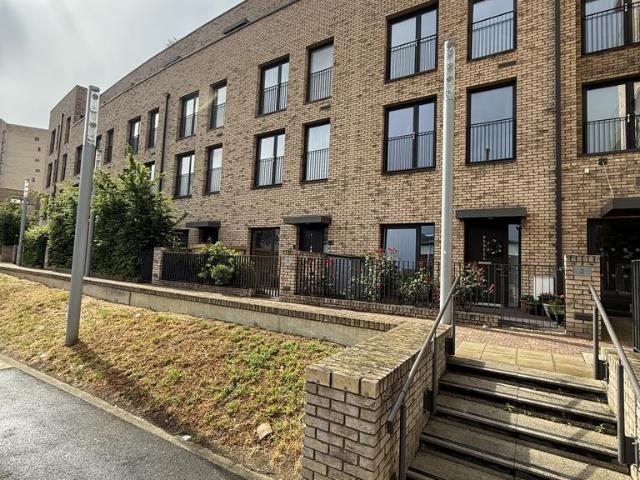 Leyton Road, London E15 3 bed triplex to rent £3,300 pcm £762 pw