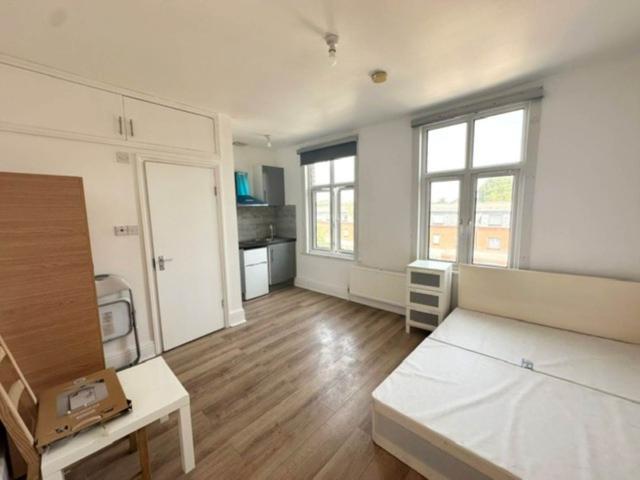 Leytonstone Road, London, – Available Immediately E15, Studio to rent, £1,100 pcm | PrimeLocation