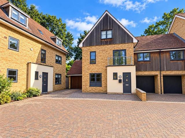 Leywood Close, Braintree 4 bed detached house to rent £2,250 pcm £519 pw