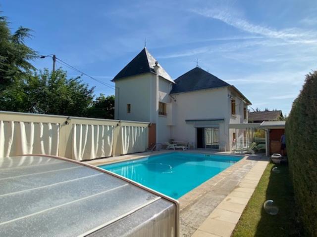 LEZOUX, BELLE MAISON DE CARACTERE DE 230 M2 AVEC JARDIN, PISCINE ET GARAGE