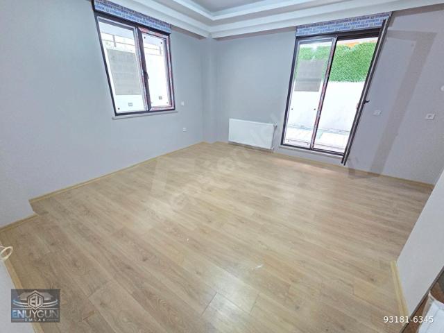 LİBADİYE CADDESİ VE METRO YAKINI BAHÇE KULLANIMLI SIFIR BİNADA DÜZ GİRİŞ 1+1