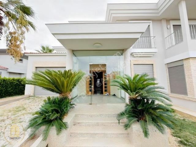 Limanreisde Site İçi Köşe Satılık 7+1 Özel Villa