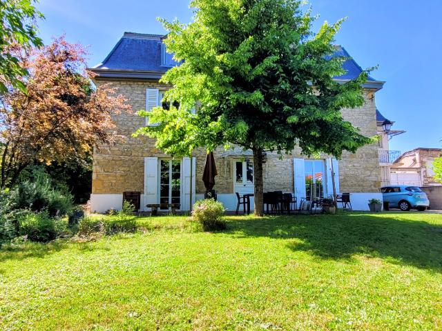 LIMAS proche centre village Maison de Maître 8 chambres